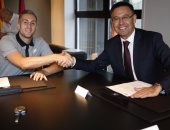 رسميًا.. دولوفيو يوقع على عقد مع برشلونة لمدة موسمين 
