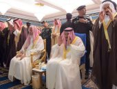 بالصور.. الملك سلمان يؤدى صلاة الجنازة على الأمير عبدالرحمن بن عبدالعزيز