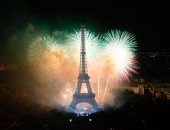 برج إيفل يتزين بالألعاب النارية مع انطلاق احتفالات العيد الوطنى لفرنسا