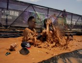 بالصور.. انطلاق فعاليات مسابقة "الركض فى الطين" بالصين