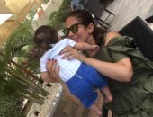 شاهد.. منى زكى تنشر صورة على "انستجرام" أثناء مداعبة نجلها يونس