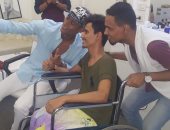 محمد رمضان يلتقط سيلفى مع شاب يمنى على كرسى متحرك