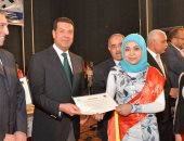 بالصور.. محافظ أسيوط يكرم جميع أوائل الشهادات التعليمية المختلفة 