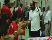 بالفيديو.. ناشئو الأهلى يستقبلون لاعبى الزمالك بالتحية بعد دخول "برج العرب"