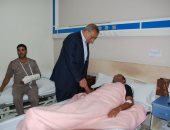 محافظ الجيزة يزور مصابى الشرطة فى حملة جزيرة الوراق