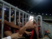 بالصور.. حسام البدري يحتفل مع جمهور الأهلي بالفوز بالقمة