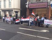 بالصور.. مظاهرة ضد "الجزيرة" فى لندن: "لا تستطيعوا أن تخدعوا العالم بأموالكم"