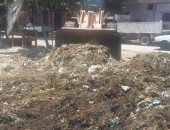 بالصور .. رفع القمامة والمخلفات فى حملة نظافة بقرى شرق النيل بالمنيا