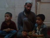 بالصور.. مأساة أسرة كفيف بالمنيا باع شقته لعلاج أبنائه من الضمور