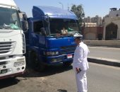 بالصور.. مرور القاهرة ينشر خدماته بمحيط سيارة وقود معطلة قرب كوبرى الفنجرى