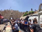 بالصور.. الفلسطينيون يؤدون صلاة الظهر أمام أبواب المسجد الأقصى لليوم الرابع