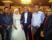 رئيس جامعة أسوان يقبل دعوة طالبة بحضور حفل زفافها
