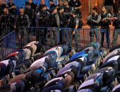 بالصور.. الفلسطينيون يتحدون أسلحة الاحتلال بالصلاة أمام أبواب الأقصى