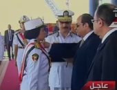 بالصور.. السيسى يقلد أوائل الخريجين من كلية الشرطة نوط الامتياز من الطبقة الثانية