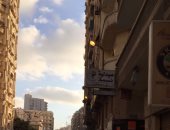 قارئ يرصد أعمدة إنارة مضاءة نهاراً فى شارع الفتح بالإسكندرية
