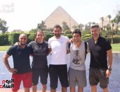 كارلوس ينشر صورة مع نجوم كرة القدم أمام الأهرامات.. ويؤكد: نحن الآن فى مصر