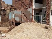 بالصور.. رئيس مدينة الباجور: إزالة مبنى مائل بالمدينة بعد إخلاء السكان