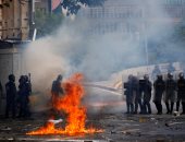 شرطة فنزويلا تطلق الغاز على متظاهرين مؤيدين لشرطى سابق متمرد