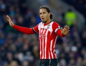 مدافع ساوثهامبتون يتدرب منفردا للرحيل إلى ليفربول