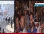 فلسطينيون يصلون العشاء قبالة المسجد الأقصى بعد منعهم من دخوله