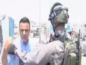 بالفيديو.. قوات الاحتلال تمنع طاقم قناة سكاى نيوز من التغطية عند حاجز قلنديا
