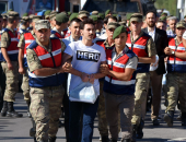 بالصور.. شرطة أردوغان تعتقل 15 شخصا بسبب ارتدائهم قمصانا تحمل كلمة "بطل"