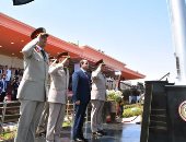 بالفيديو والصور.. الرئيس السيسي يرفع علم مصر على قاعدة محمد نجيب العسكرية