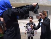 بالفيديو.. حرق "البرقع" وحلق اللحى.. سوريون يحتفلون بالهرب من معقل داعش بالرقة