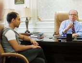 حسين عيسى رئيس لجنة الخطة والموازنة: الدولة بتدفع سنويا 150 مليار جنيه أجوراً لناس مبتشتغلش.. بطاقات التموين تغطى 70 مليوناً رغم أن المحتاجين بين 40 و50 مليوناً.. السيسى لم يهتم بالشعبية ونظر لمصلحة البلد