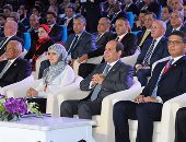 بالفيديو والصور..مريم الأولى على الثانوية تجلس بجوار الرئيس السيسى بمؤتمر الشباب