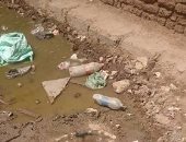 بالصور.. مياه الصرف تغرق شارع الأمل بمركز مطاى فى المنيا