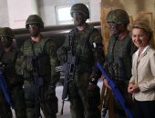 بالصور.. وزيرة دفاع ألمانيا تلتقى جنود عسكريين بمركز تدريب أممى بهامبورج
