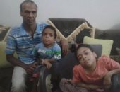 بالفيديو والصور.. طفلان من الوادى الجديد مصابان بعيوب خلقية علاجها حقنة بـ25 ألفا