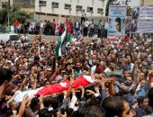 بالصور.. آلالاف الأردنيون يشيعون جثمان شهيد أحداث السفارة الإسرائيلية