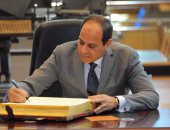 بالصور.. الرئيس السيسى يتفقد معرض مكتبة الإسكندرية.. ويوقع فى سجلات كبار الزوار