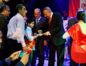 بالصور.. محافظ الجيزة يكرم 364 طالب متفوق من أوائل الشهادات