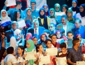 بالصور.. محافظة الجيزة تكرم الأوائل.. وطالب يخطى مرتين أثناء تلاوة القرآن الكريم