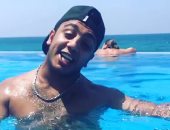 شاهد.. "أوس أوس" يرقص على ديسباسيتو فى حمام السباحة بشكل كوميدى