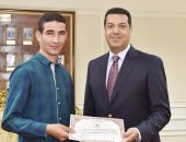 محافظ أسيوط يكرم عبد الراضي علام ويوسف عادل طالبي الثانوية العامة 