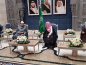 بالصور.. شيخ الأزهر يصل السعودية وسط استقبال رسمى لأداء مناسك العمرة