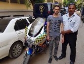 بالصور.. أمين شرطة بالمرور يضبط لصا خطف حقيبة سيدة فى باب الشعرية