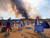 بالصور.. مئات الفرنسيين يفرون إلى الشواطئ بسبب اتساع رقعة الحرائق