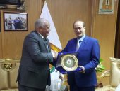 بالصور.. محافظ الوادى الجديد يهدى درع المحافظة لمساعد وزير الداخلية