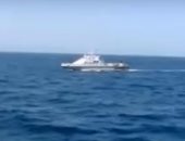 بالفيديو.. لحظة إطلاق سفينة أمريكية أعيرة تحذيرية اتجاه زورق إيرانى