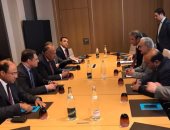 خليفة حفتر لـ سامح شكرى: قطر لعبت دورا سلبيا بدعمها للإرهاب فى ليبيا