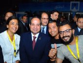 السيسى يلتقط الصور التذكارية مع شباب المؤتمر الوطنى الرابع بالإسكندرية