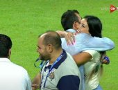 فتاة لبنانية تحتفل بفوز "العهد" باحتضان مدرب الفريق اللبنانى