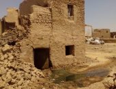 بالفيديو والصور .. الصرف الصحى يتسبب فى ضرر عدد من المنازل بقرية الشيخ والى بالداخلة