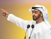فيديو نادر للشيخ زايد يداعب نجله بثمرة البرتقال بحضور ملك البحرين