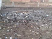شكوى من تراكم القمامة ومياه الصرف بملعب مركز شباب ميت غزال بالغربية